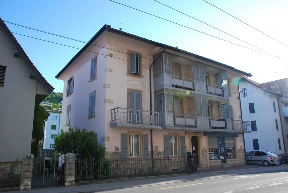 Mietshaus in Peseux mit 3 Wohnungen, Gewerberaum und Garagen