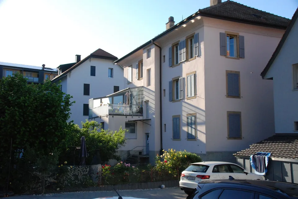 Mietshaus in Peseux mit 3 Wohnungen, Gewerberaum und Garagen