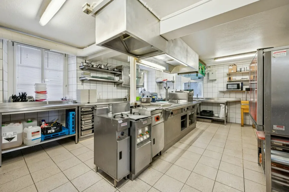Attraktive Liegenschaft mit Restaurant und grossflächigem Parkplatz