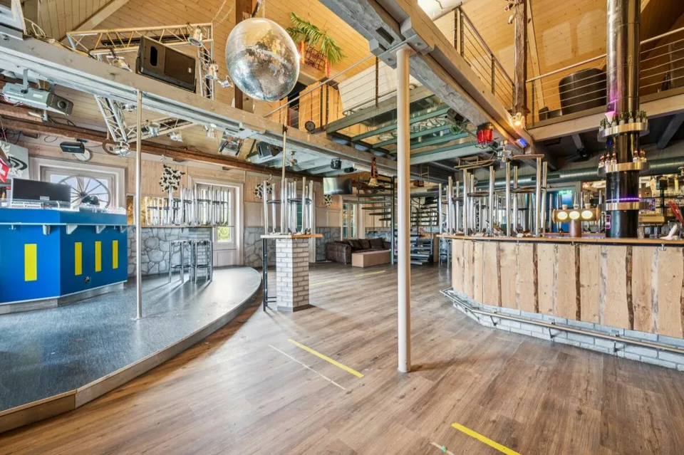 Attraktive Liegenschaft mit Restaurant und grossflächigem Parkplatz