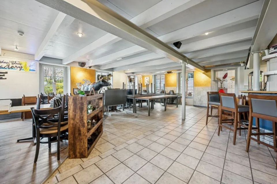 Attraktive Liegenschaft mit Restaurant und grossflächigem Parkplatz
