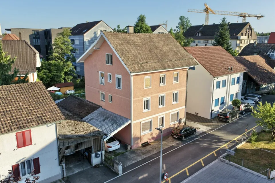 ATTRAKTIVES MEHRFAMILIENHAUS IN ZENTRALER LAGE - TOP RENDITE 5.4 %