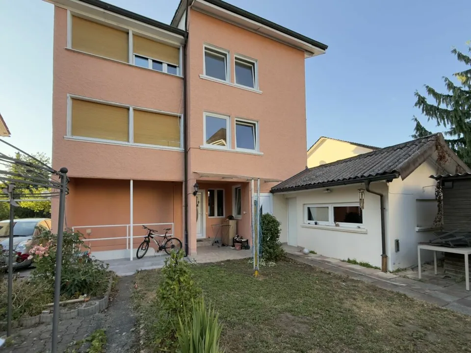 ATTRAKTIVES MEHRFAMILIENHAUS IN ZENTRALER LAGE - TOP RENDITE 5.4 %