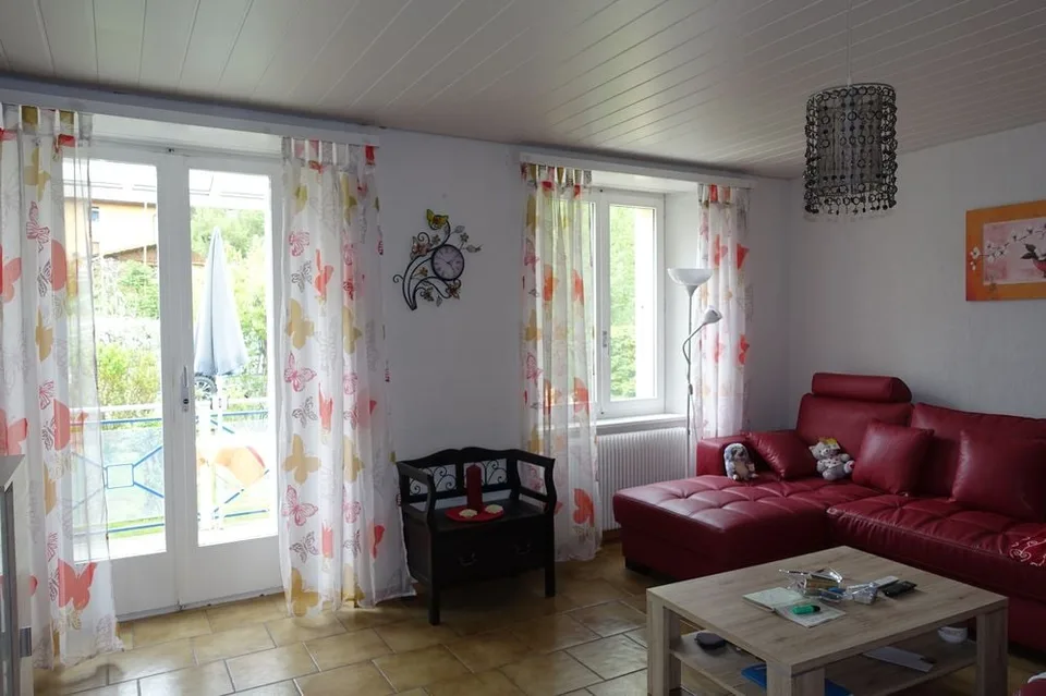 Tramelan - Haus mit 11 1/2 Zimmern und Garage