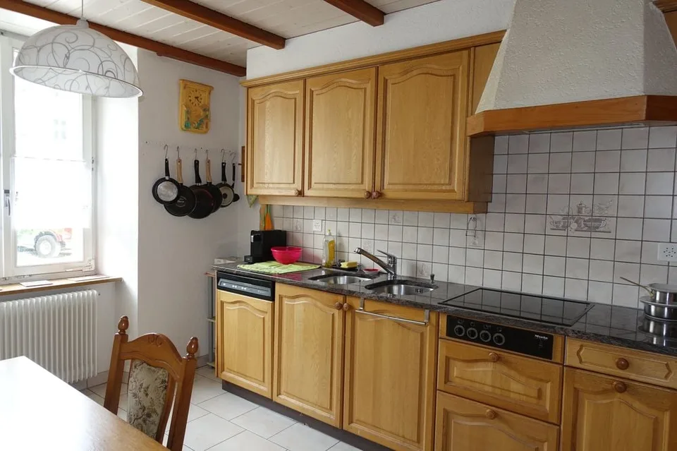 Tramelan - Haus mit 11 1/2 Zimmern und Garage