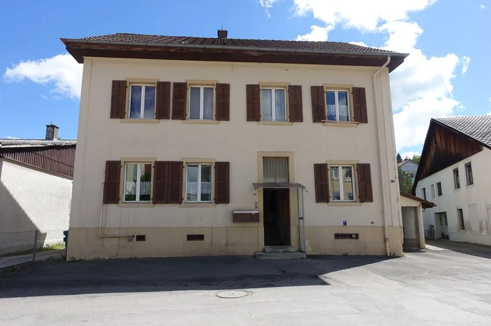 Tramelan - Haus mit 11 1/2 Zimmern und Garage