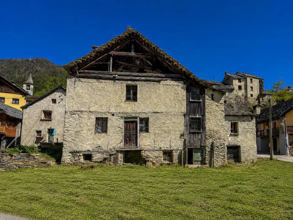 Zweitwonhsitz! Typisches Tessiner Haus mit Rustico zu renovierendes