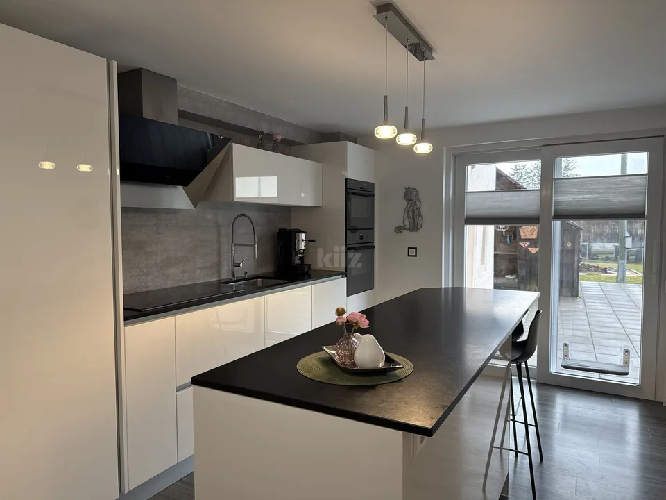 Casa incantevole con 3 appartamenti, giardino e piscina
