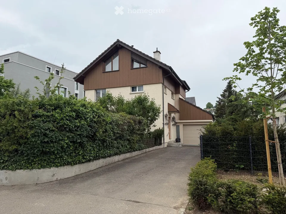 5.5-Zimmer Einfamilienhaus mit Einliegerwohnung sehr zentral gelegen mit Pool