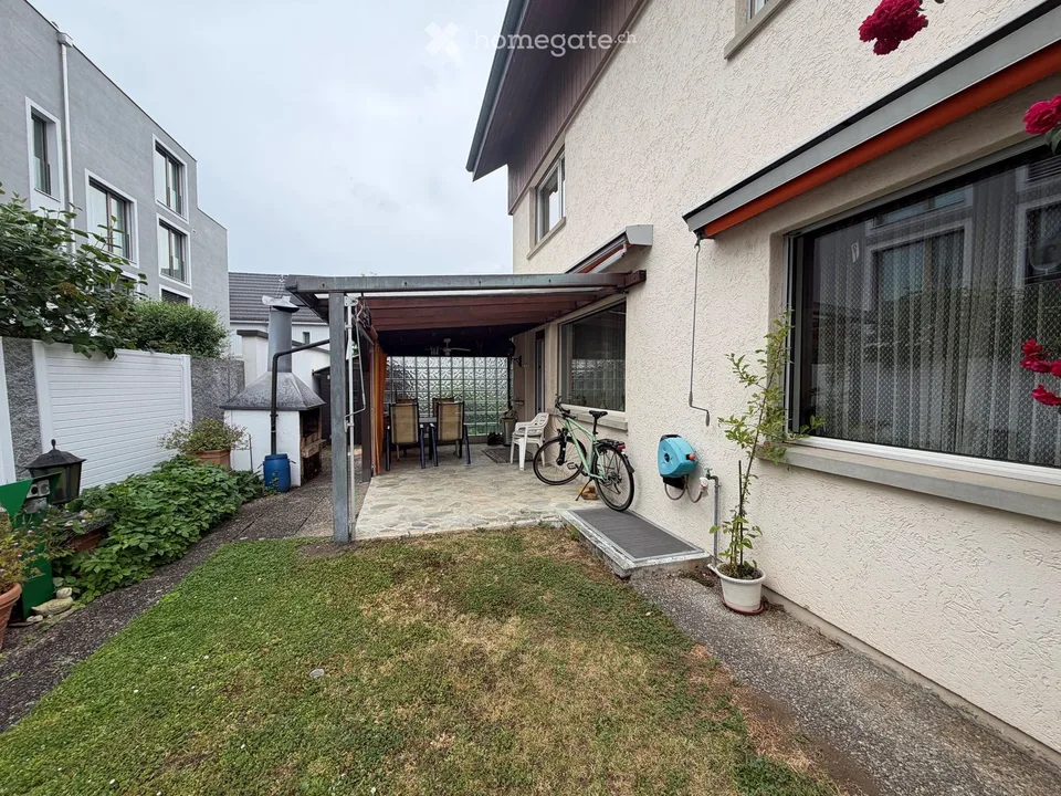 5.5-Zimmer Einfamilienhaus mit Einliegerwohnung sehr zentral gelegen mit Pool