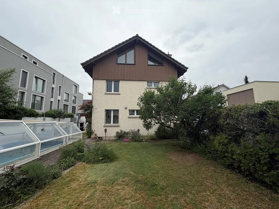 5.5-Zimmer Einfamilienhaus mit Einliegerwohnung sehr zentral gelegen mit Pool