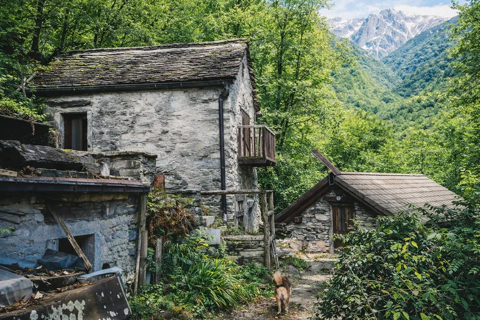 Due rustici sui Monti di Giumaglio in Vallemaggia