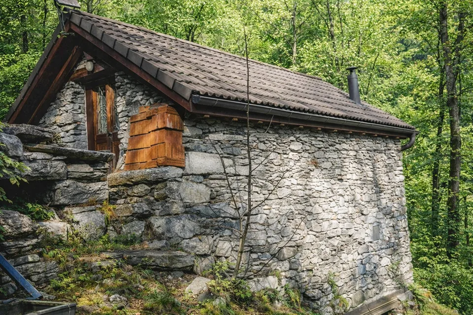 Due rustici sui Monti di Giumaglio in Vallemaggia