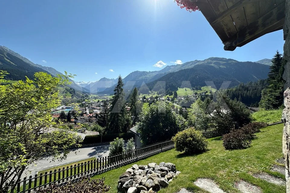 Detached house with unique views