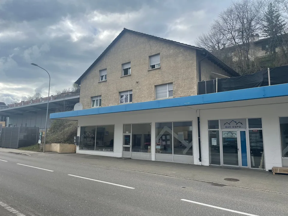 Edificio Misto sulla Strada Principale