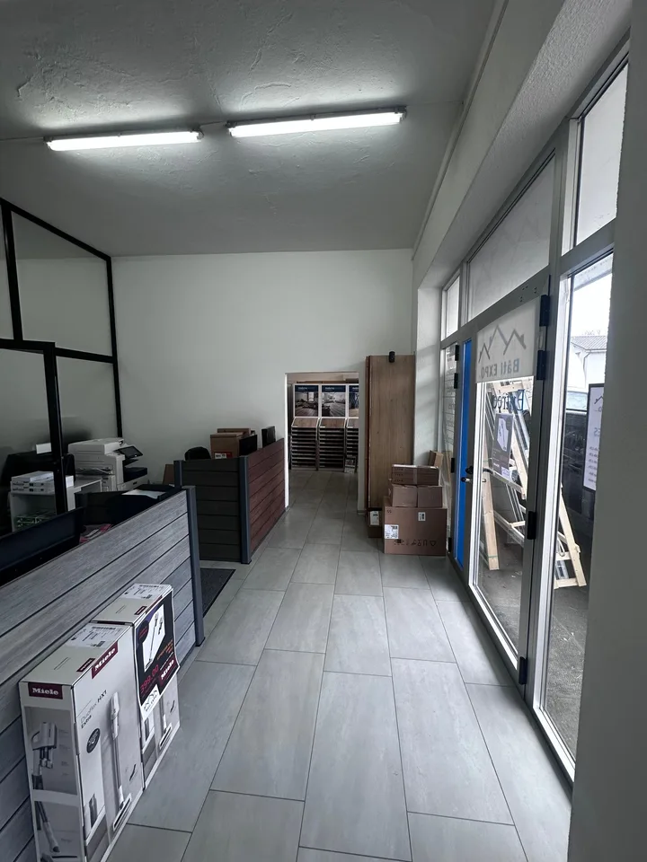 Mixed-Use Building on Main Road – photo 8 of 19