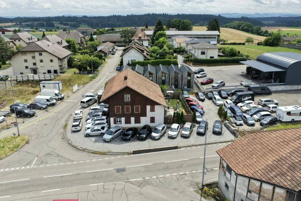 Objet commercial flexible avec unité d'habitation sur la rue principale