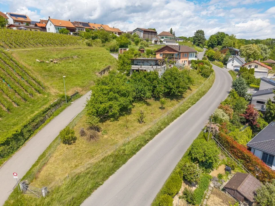 Magnifique terrain avec vue sur le lac de Morat et la possibilité de construire appartement ou maison