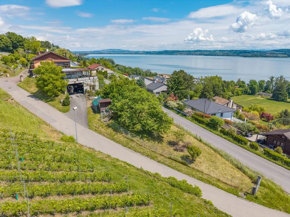 Magnifique terrain avec vue sur le lac de Morat et la possibilité de construire appartement ou maison