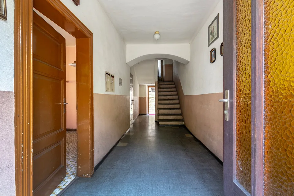 Casa con due appartamenti e potenziale di valorizzazione
