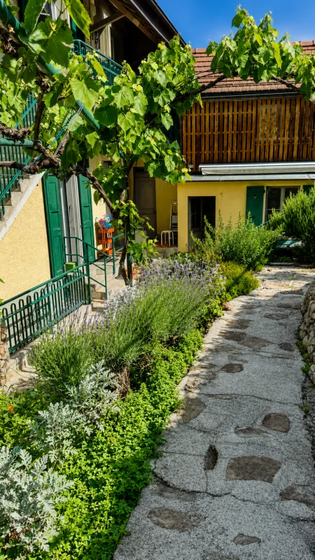 Einzeln stehende Villa mit Charakter und zwei geräumigen Wohnungen in der Nähe der Stadtmitte – Foto 23 von 30