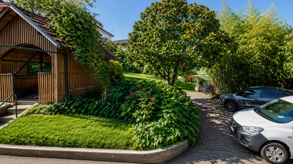 Einzeln stehende Villa mit Charakter und zwei geräumigen Wohnungen in der Nähe der Stadtmitte – Foto 25 von 30