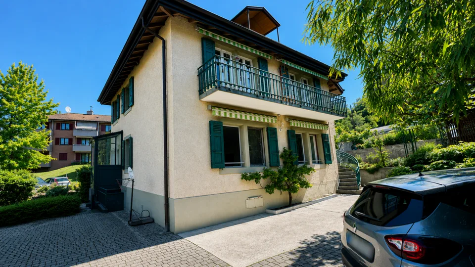 Einzeln stehende Villa mit Charakter und zwei geräumigen Wohnungen in der Nähe der Stadtmitte – Foto 27 von 30