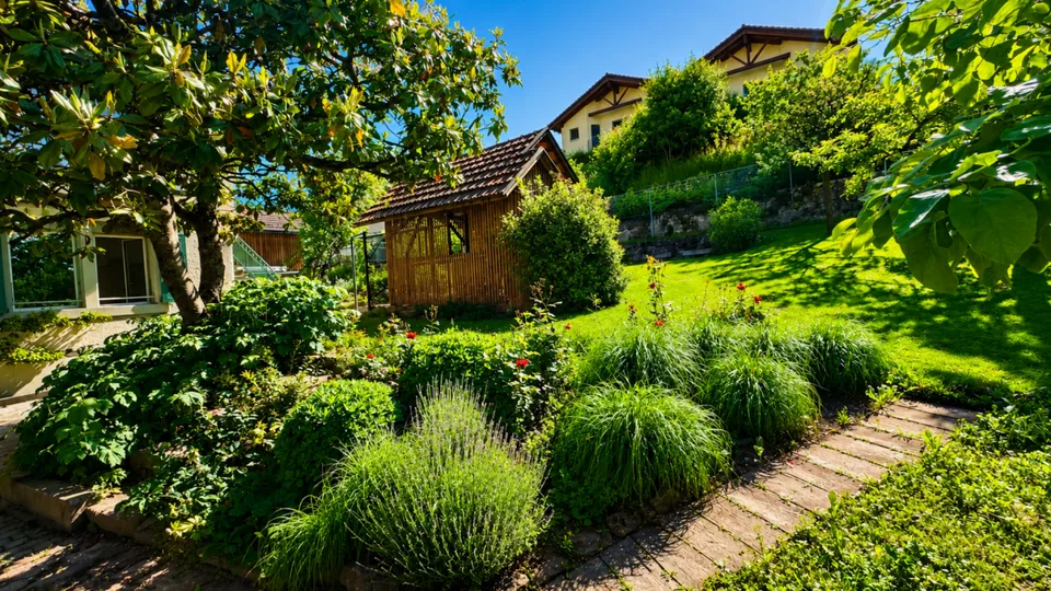 Villa individuelle de caractère avec deux spacieux appartements à proximité du centre-ville