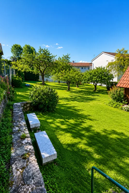 Einzeln stehende Villa mit Charakter und zwei geräumigen Wohnungen in der Nähe der Stadtmitte – Foto 8 von 30