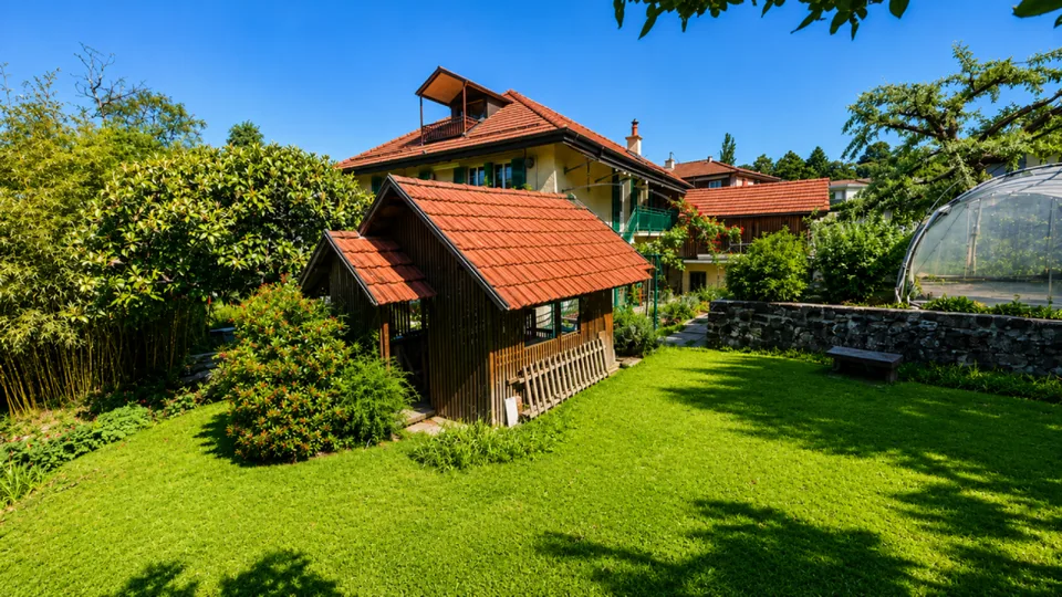 Villa individuelle de caractère avec deux spacieux appartements à proximité du centre-ville