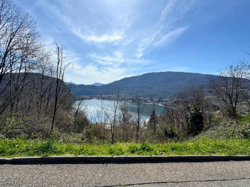 Splendida abitazione con vista lago a Ponte Tresa e importanti possibilità edificatorie