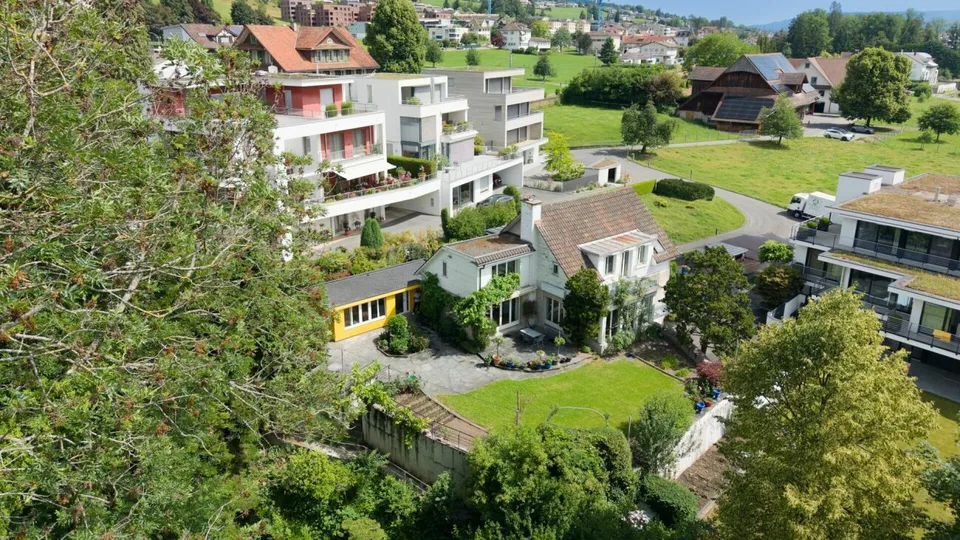 House with potential and lake view – photo 8 of 12