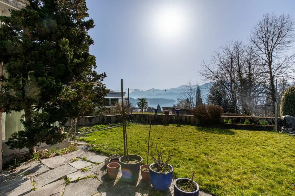 House with potential and lake view – photo 11 of 12