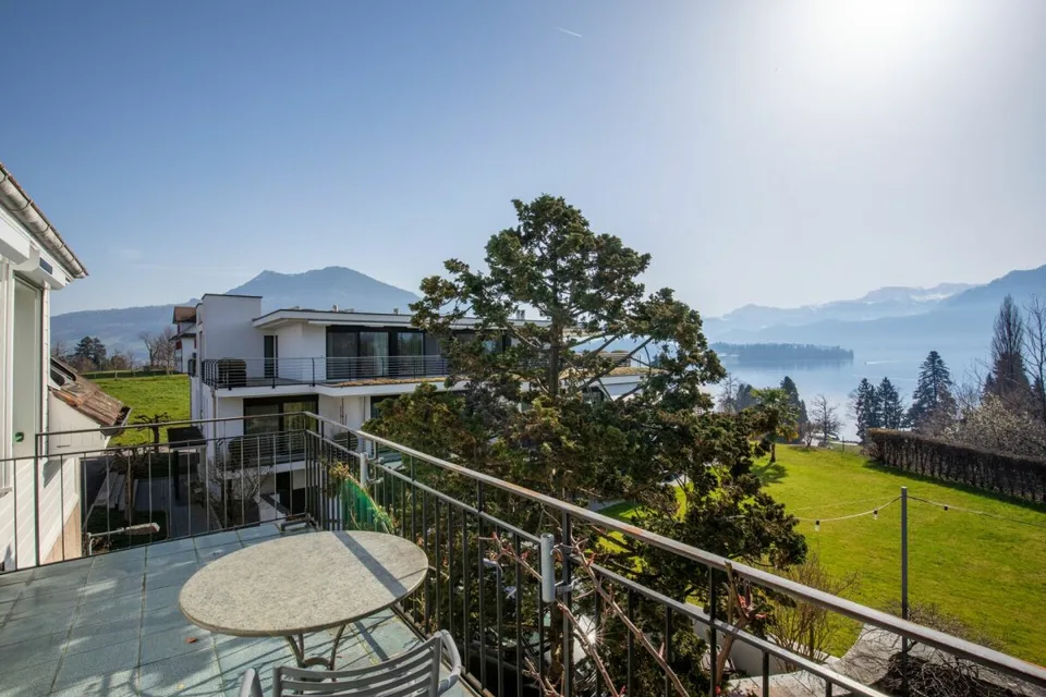 House with potential and lake view – photo 10 of 12
