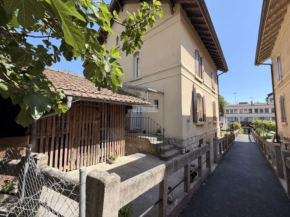 Charm and authenticity: old Suchard villa with garden and garage