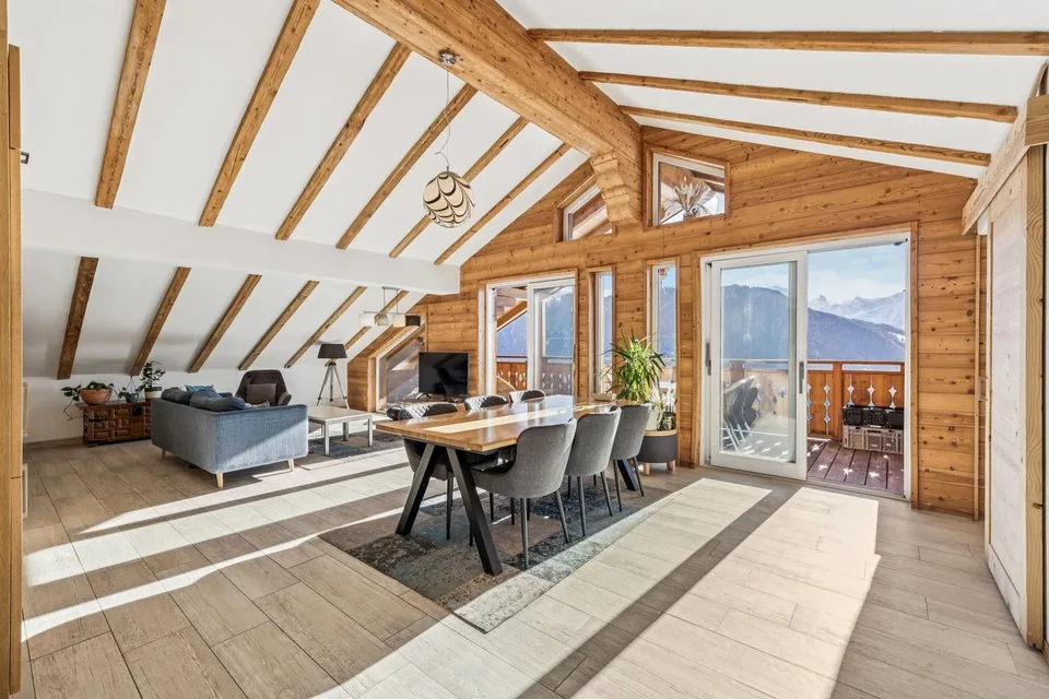 Splendide attique rénové - Vue imprenable sur les Alpes