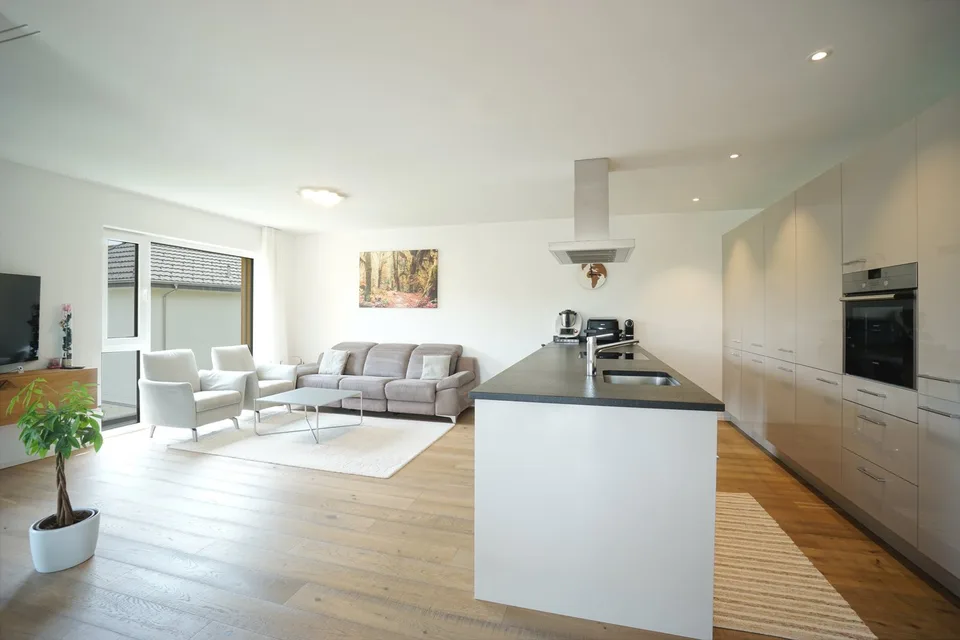 Appartamento moderno 4.5 locali al 2° piano con loggia, due posti auto e compartimento cantina