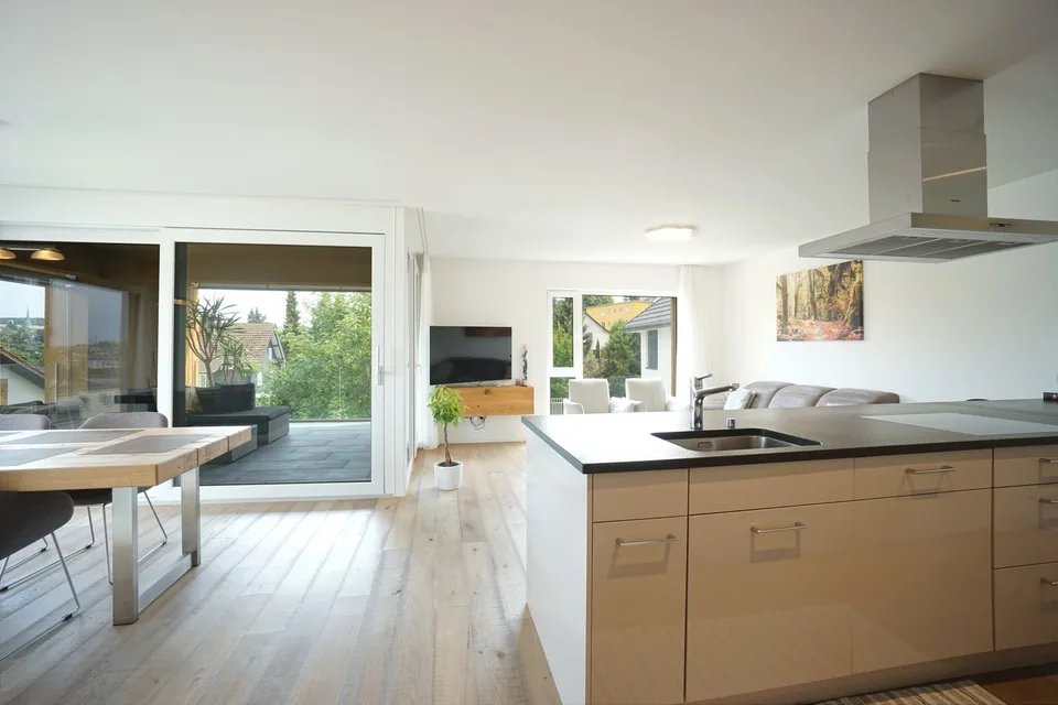 Appartamento moderno 4.5 locali al 2° piano con loggia, due posti auto e compartimento cantina