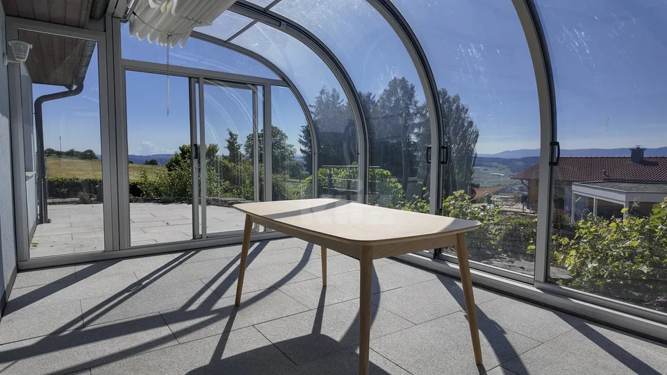 Maison familiale avec grand jardin et vue dégagée