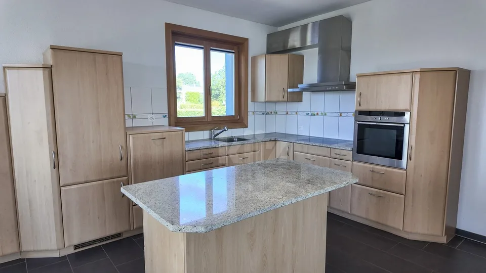 Maison familiale avec grand jardin et vue dégagée