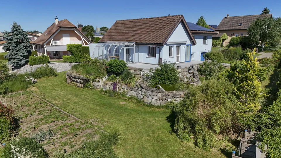 Familienvilla mit großem Garten und freier Aussicht – Foto 12 von 13