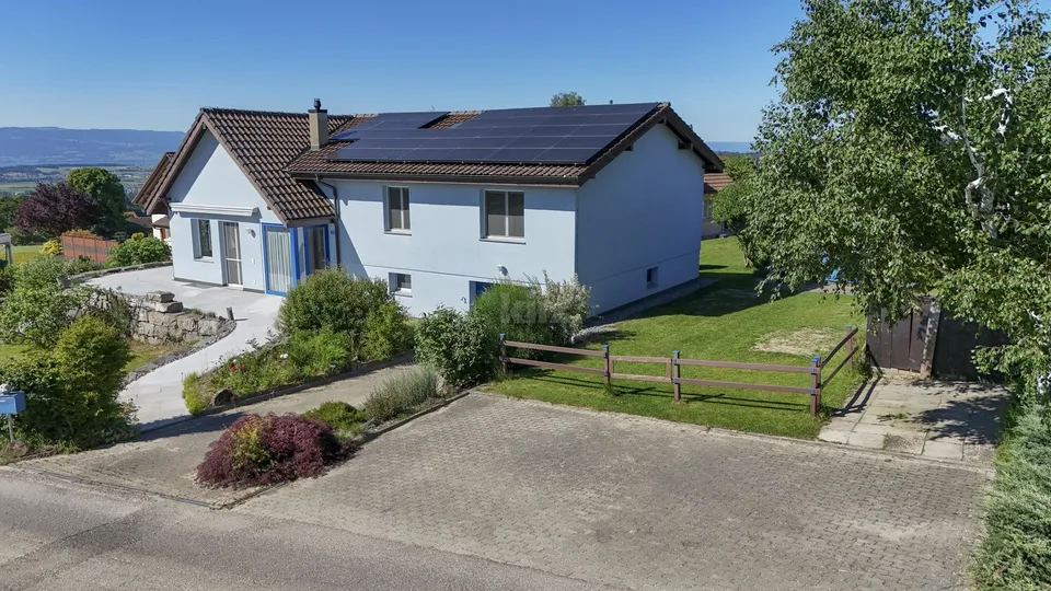Maison familiale avec grand jardin et vue dégagée