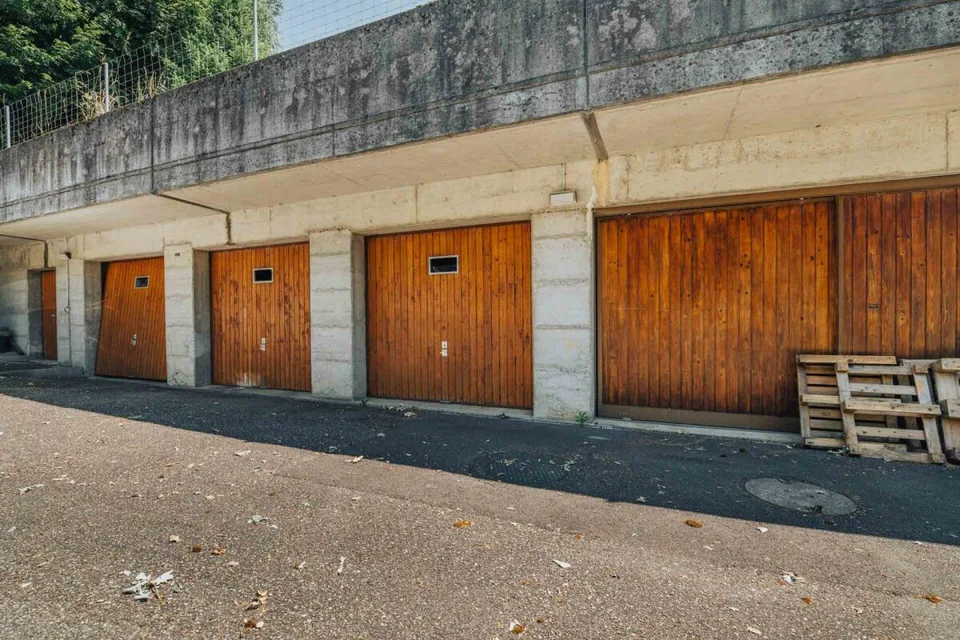 3-Party MFH with many ancillary rooms + garages – photo 6 of 26
