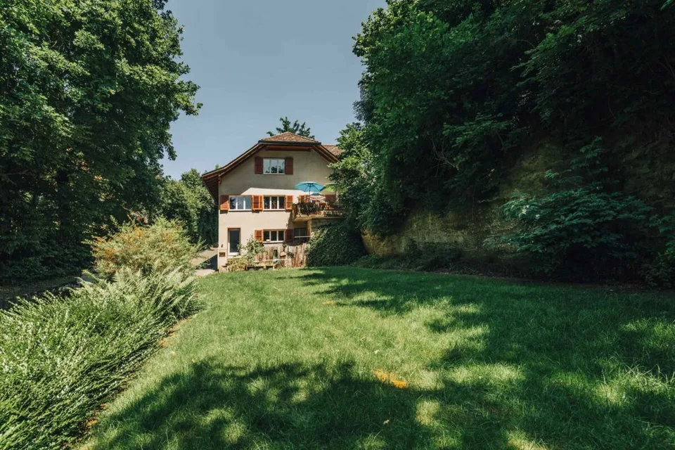 3-Party MFH with many ancillary rooms + garages
