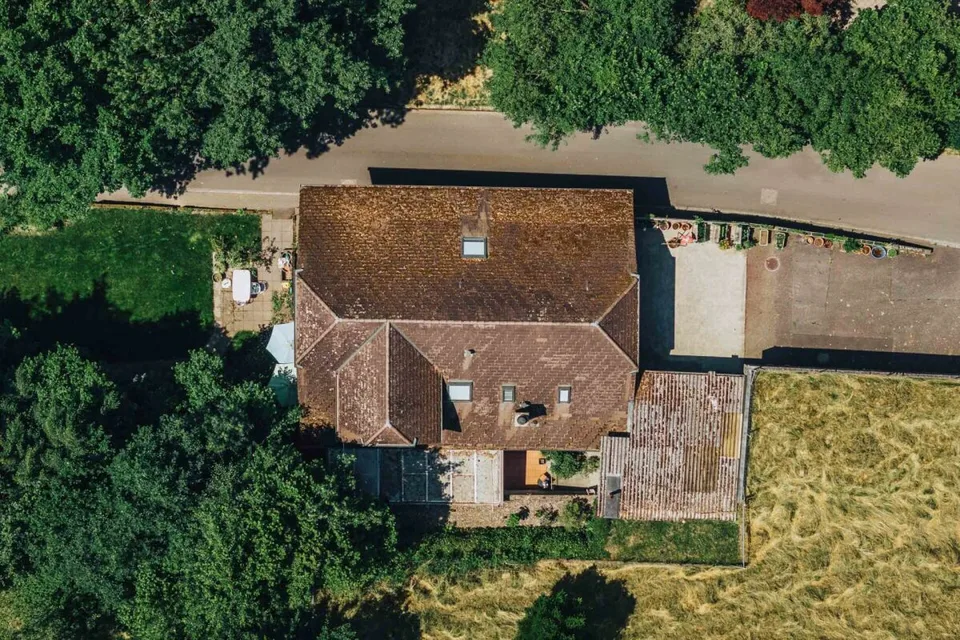 3-Party MFH with many ancillary rooms + garages