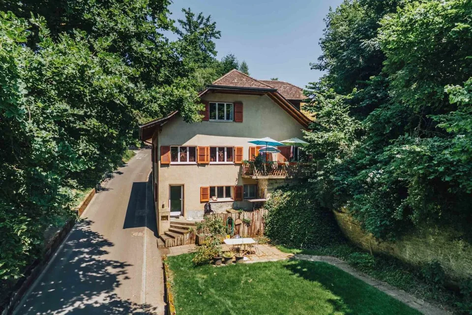 3-Parteien MFH mit viel Nebenräumen + Garagen