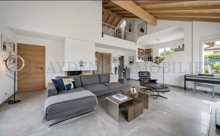 Beautiful 6-bedroom villa, 800 m from the lake! – photo 1 of 18