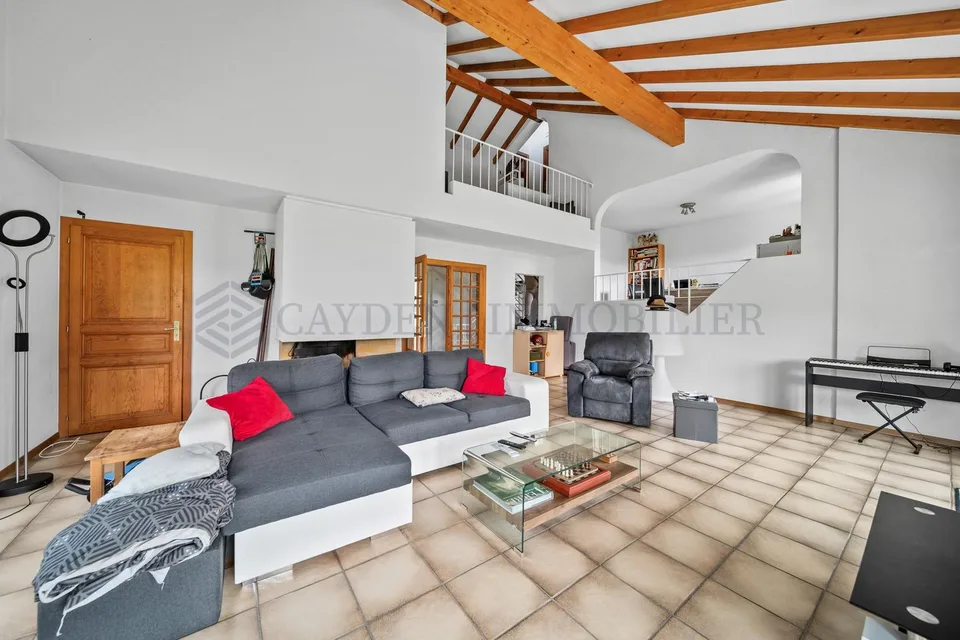 Beautiful 6-bedroom villa, 800 m from the lake! – photo 2 of 18