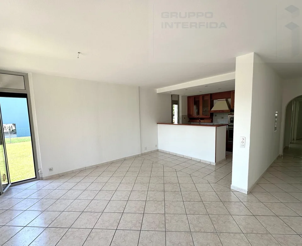 4.5 LOCALI CON GIARDINO E PISCINA CONDOMINIALE