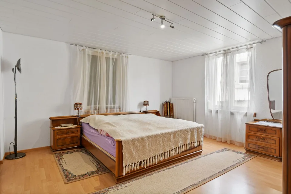 Großes Dorfhaus mit 8.5 Zimmern und Nebenräumen in Bonfol